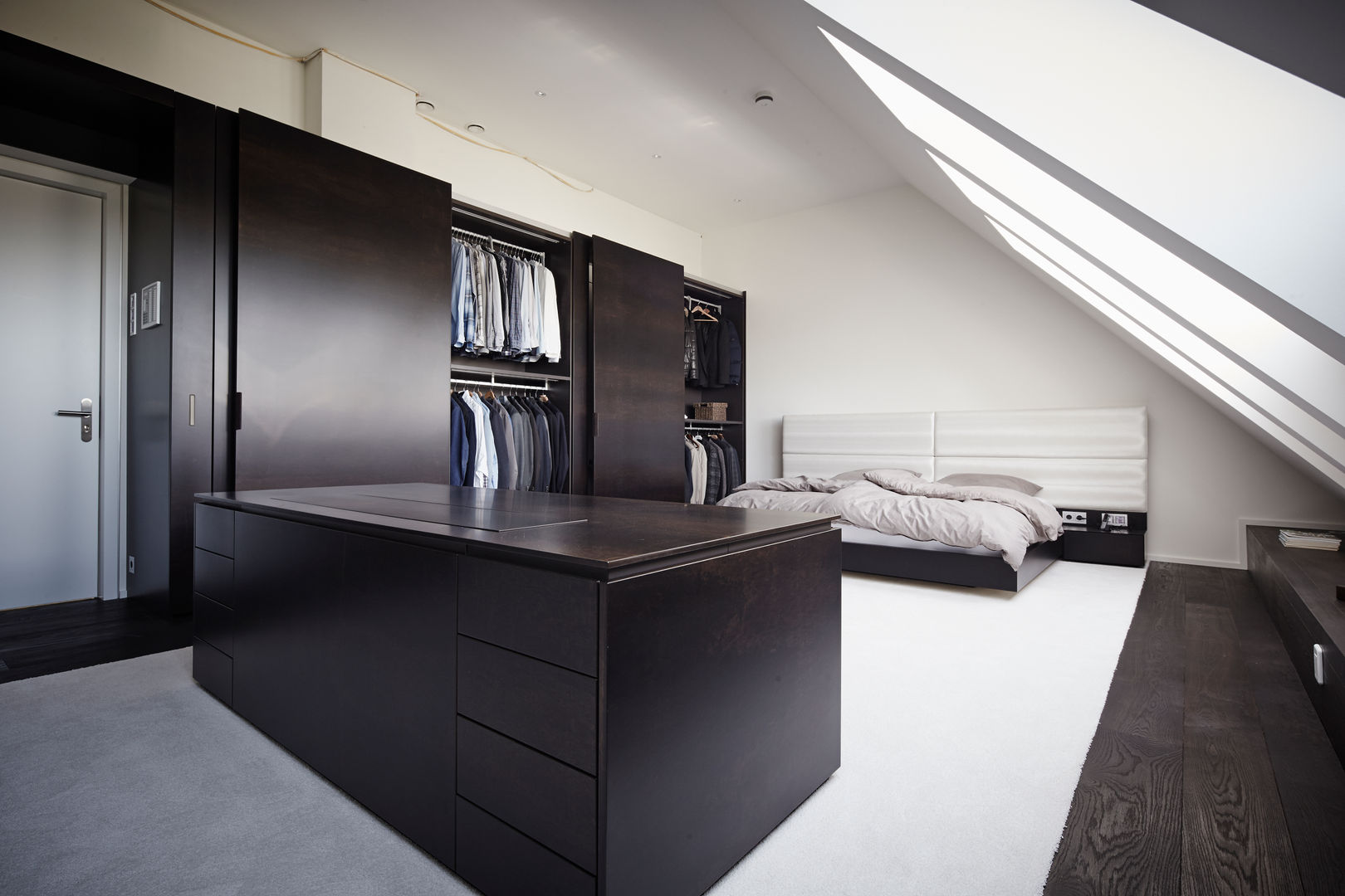 homify Modern dressing room