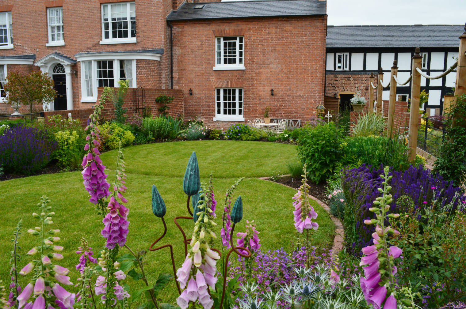 Circular lawns and traditional planting Unique Landscapes Jardines rurales traditional garden,country garden,lawn,circular lawn