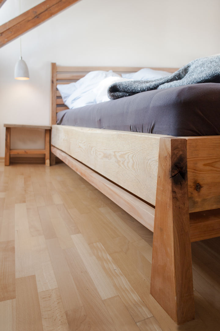 homify Industrial style bedroom Wood Wood effect Beds & headboards