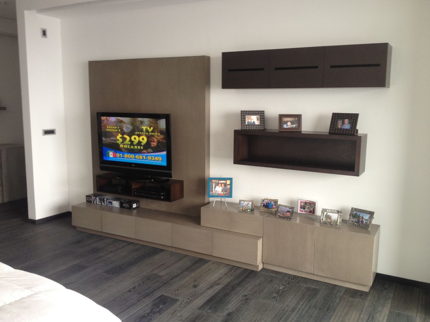 CENTRO DE TV PARA RECAMARA homify Dormitorios de estilo moderno Madera Acabado en madera