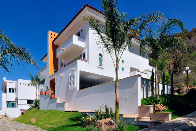 la fachada Excelencia en Diseño Casas de estilo colonial Concreto