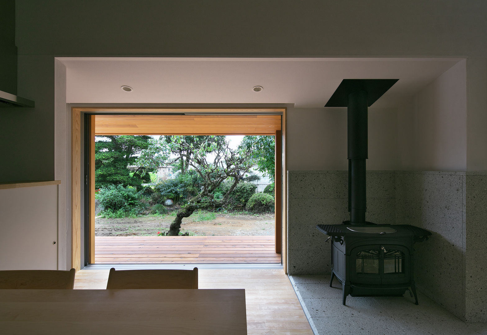 スキップフロアで繋がる家, かんばら設計室 かんばら設計室 オリジナルデザインの ダイニング 石 薪ストーブ