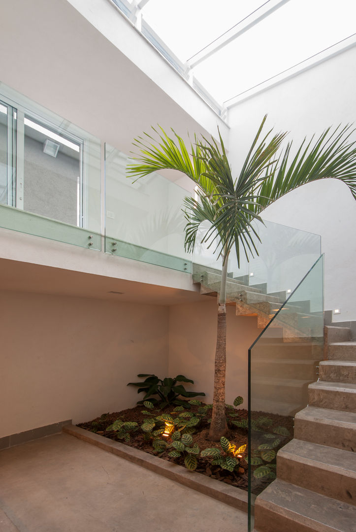 RESIDÊNCIA SÃO CONRADO | São Conrado – Rio de Janeiro, Tato Bittencourt Arquitetos Associados Tato Bittencourt Arquitetos Associados Modern corridor, hallway & stairs