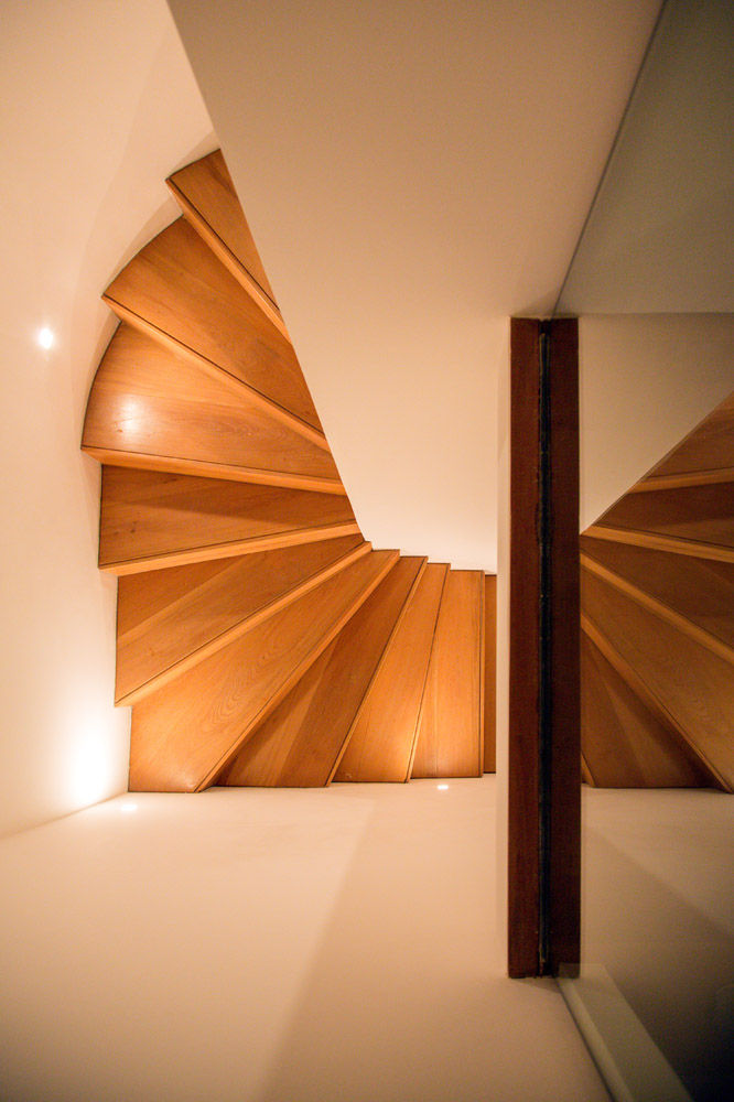 Apartamento Fênix, Gisele Taranto Arquitetura Gisele Taranto Arquitetura Modern corridor, hallway & stairs