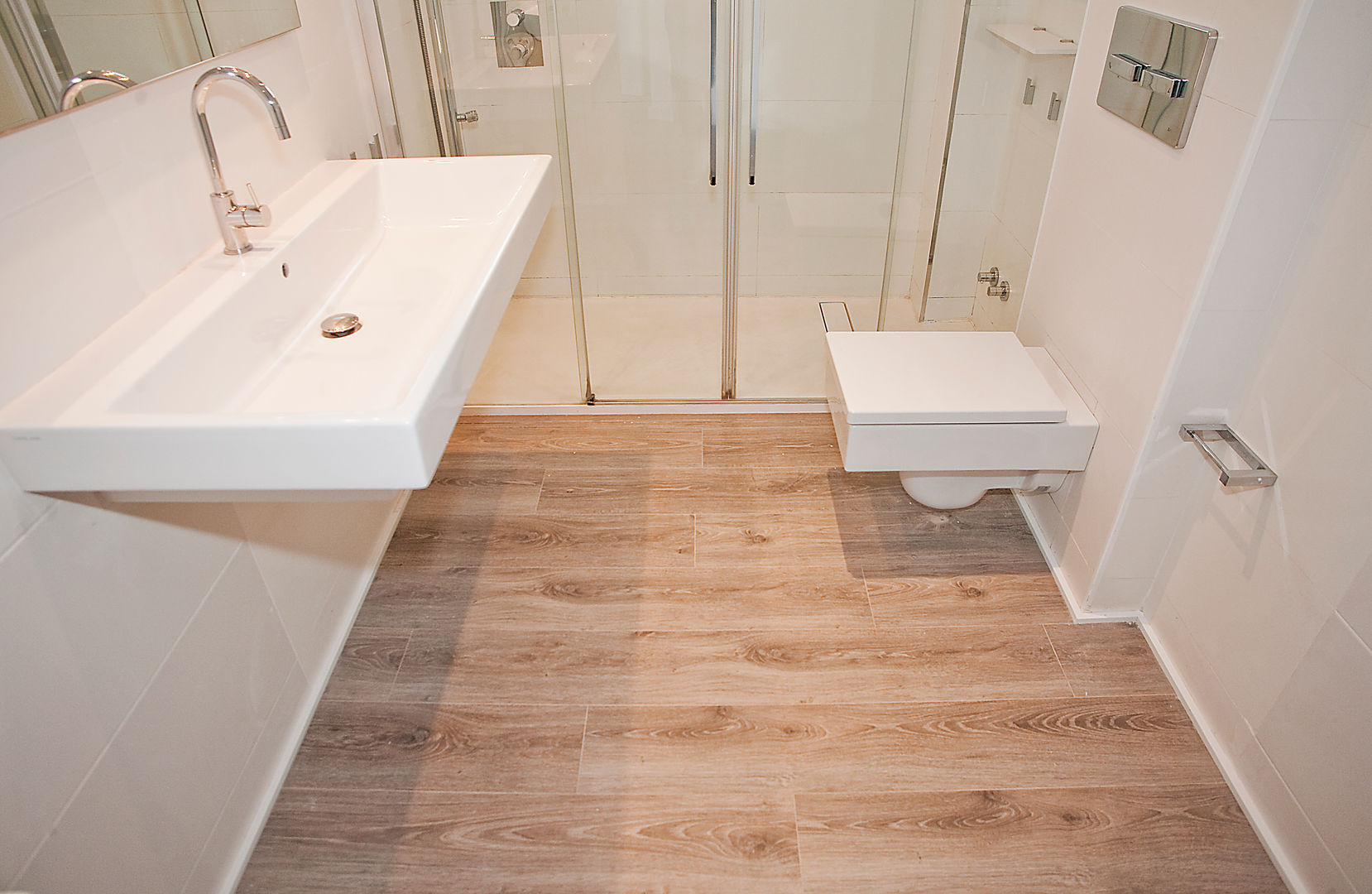 PAvimento de cuarto de baño Grupo Inventia Baños de estilo mediterráneo Madera Acabado en madera