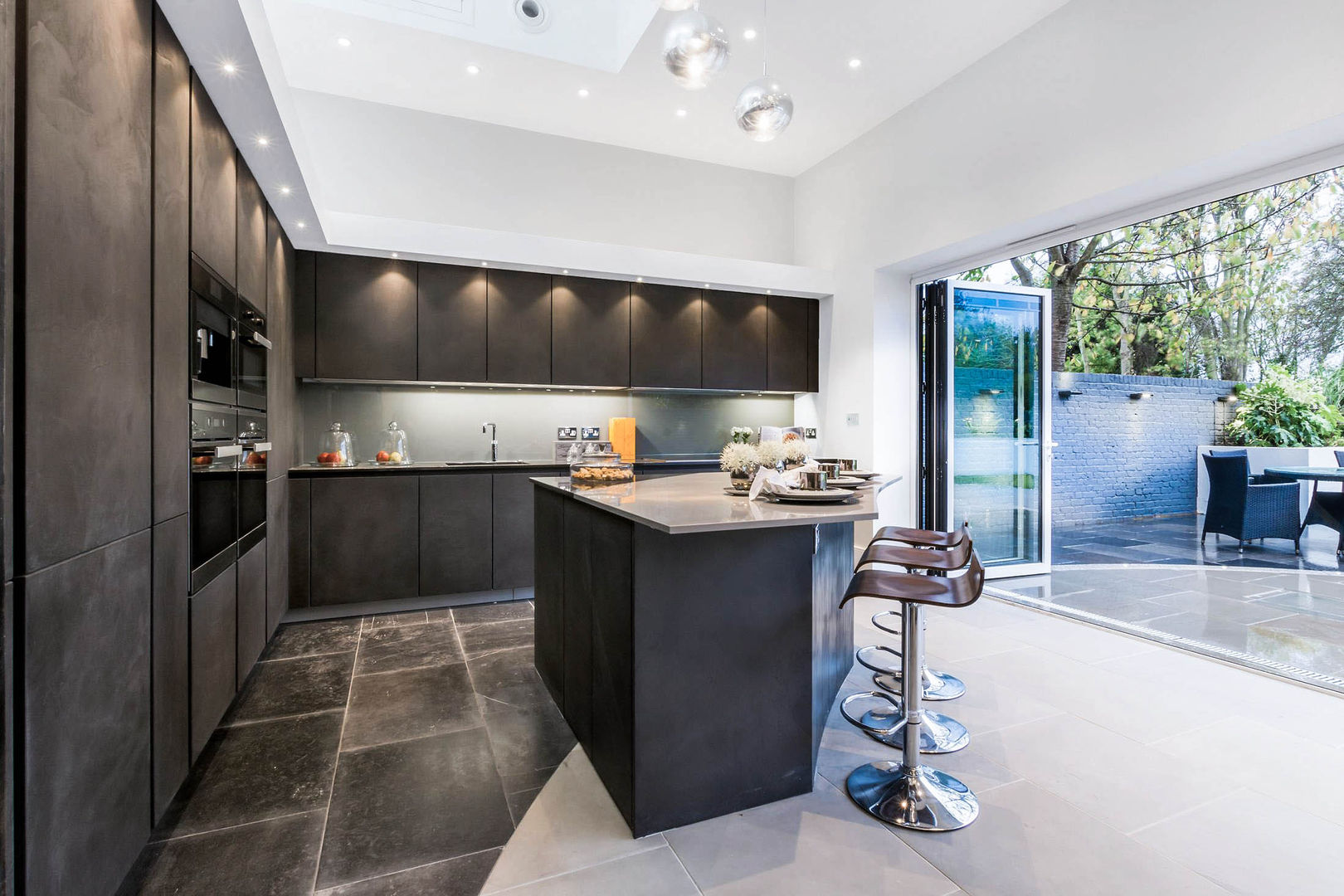 An Indoor Kitchen with a View of the Outside, Vogue Kitchens Vogue Kitchens ห้องครัว