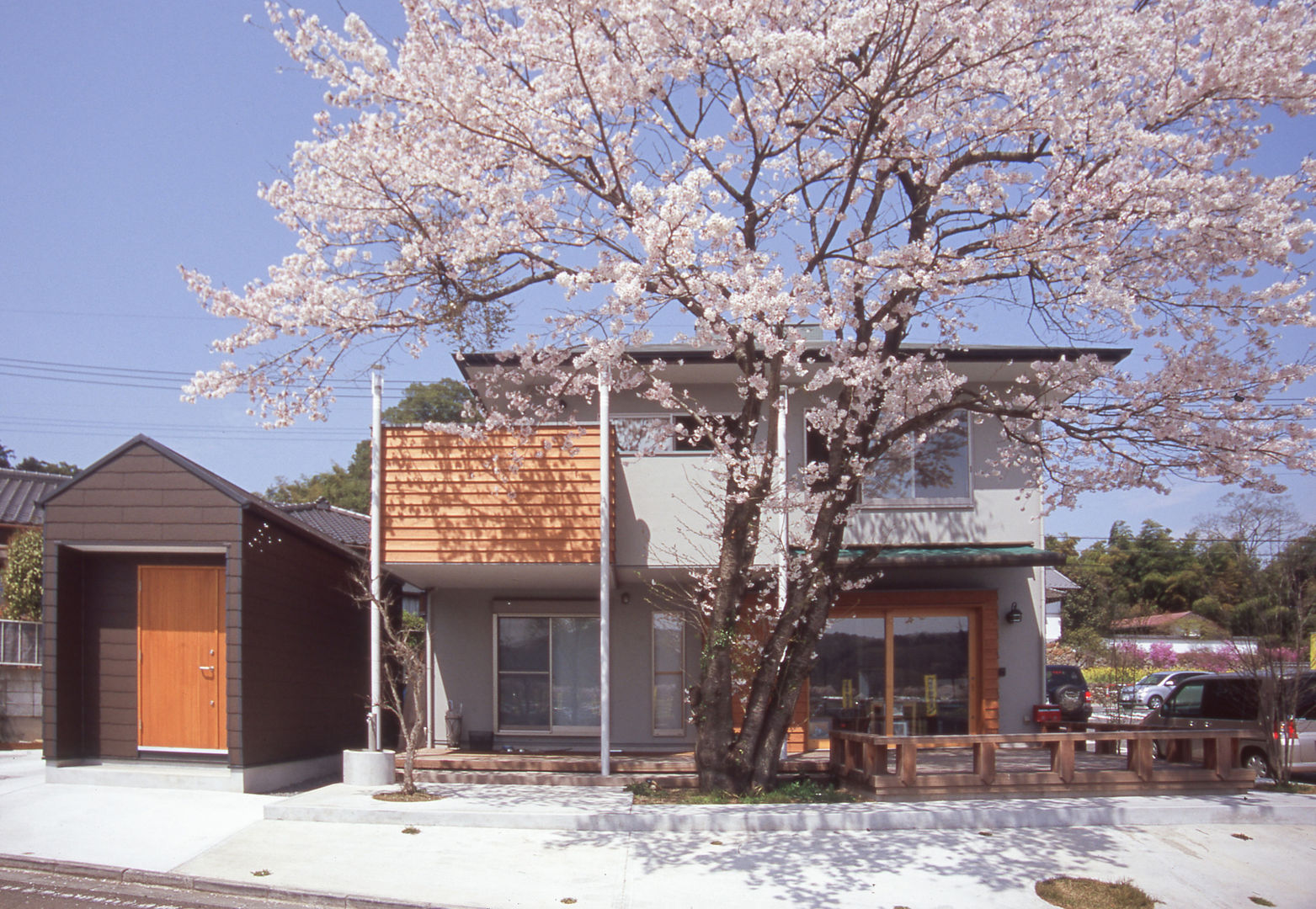 【土間玄関とデッキを使ったカフェスペースのある家】, （株）独楽蔵 KOMAGURA （株）独楽蔵 KOMAGURA Casas de estilo ecléctico