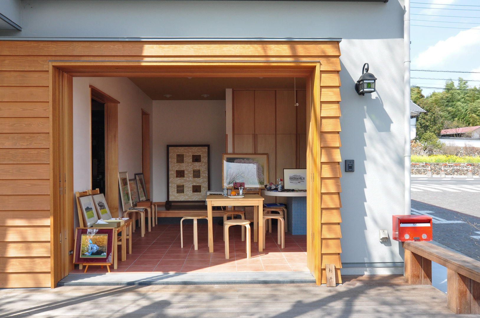 【土間玄関とデッキを使ったカフェスペースのある家】, （株）独楽蔵 KOMAGURA （株）独楽蔵 KOMAGURA Eclectic style balcony, veranda & terrace