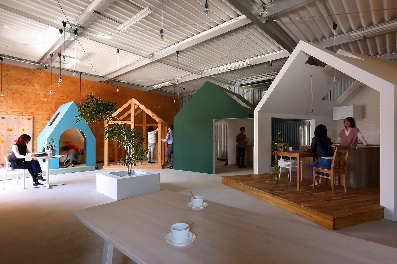 omihihachiman-workspace, ALTS DESIGN OFFICE ALTS DESIGN OFFICE Salas multimedia de estilo minimalista