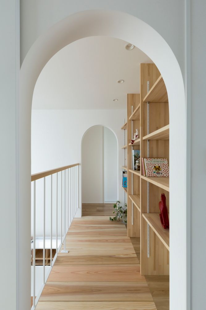 Otsu House, ALTS DESIGN OFFICE ALTS DESIGN OFFICE Scandinavian style corridor, hallway& stairs Silver/Gold