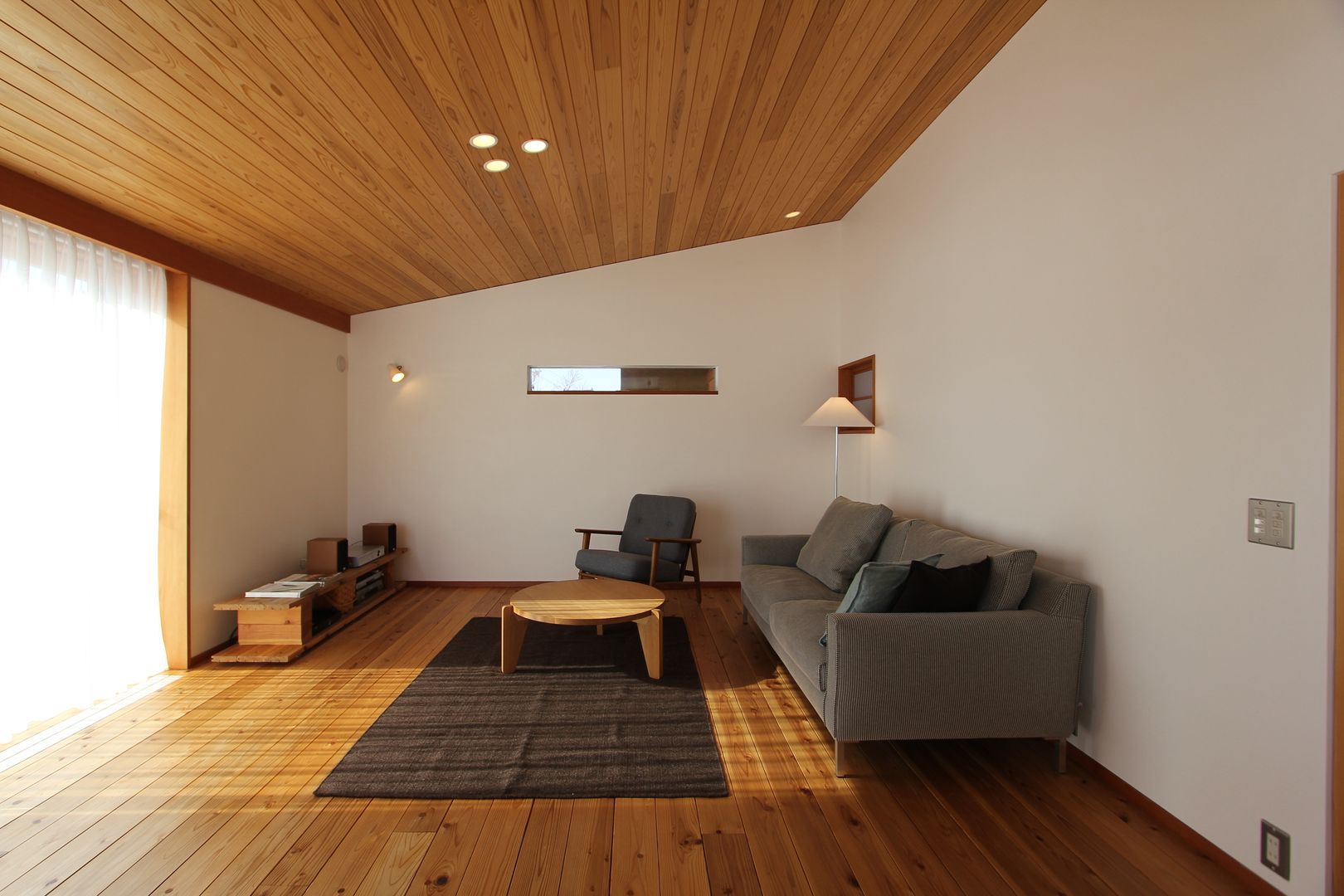 リビング 藤松建築設計室 北欧デザインの リビング ソファー＆アームチェア