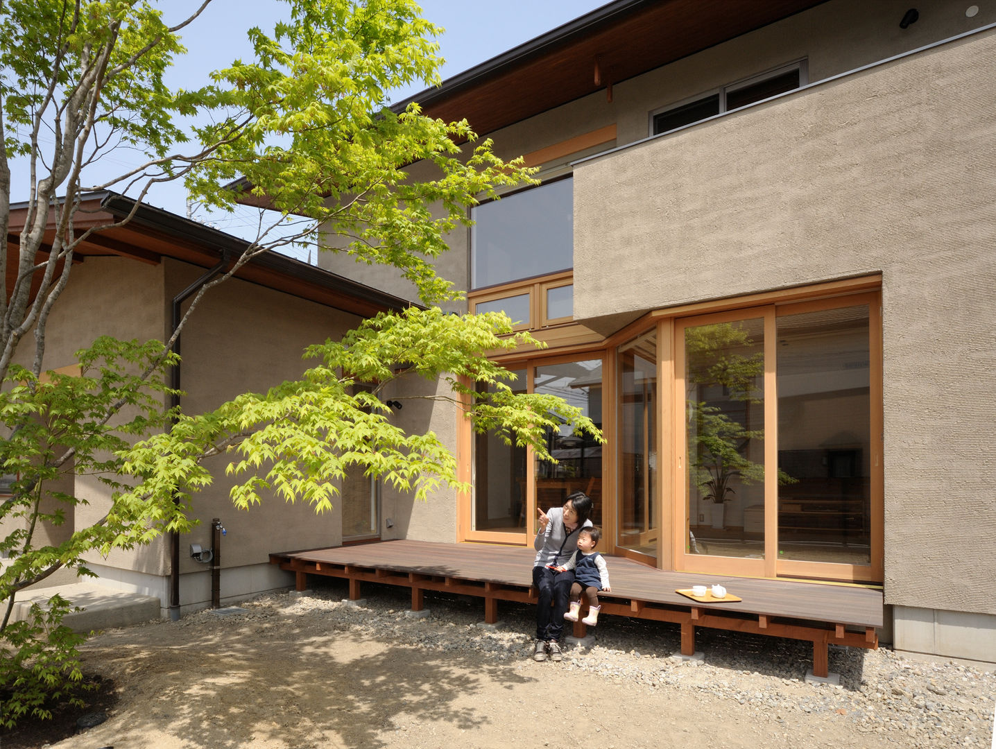 長野県長野市（中越の家）, 藤松建築設計室 藤松建築設計室 Jardines de estilo moderno Plantas y flores