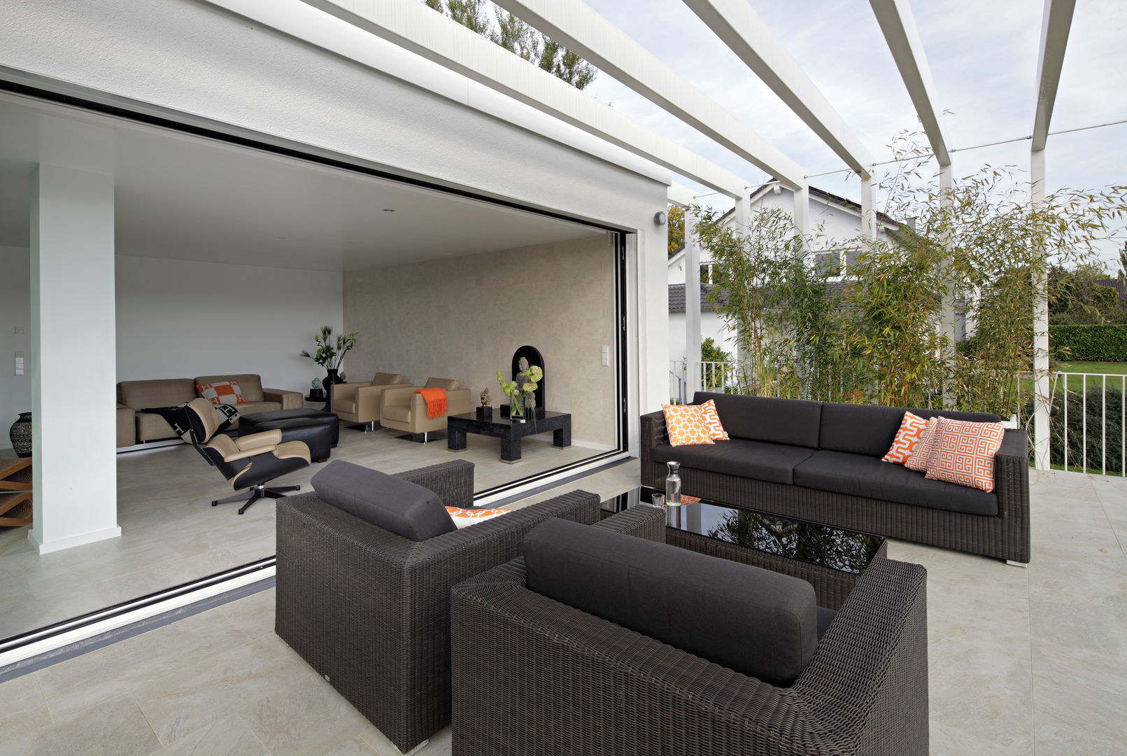 homify Modern terrace