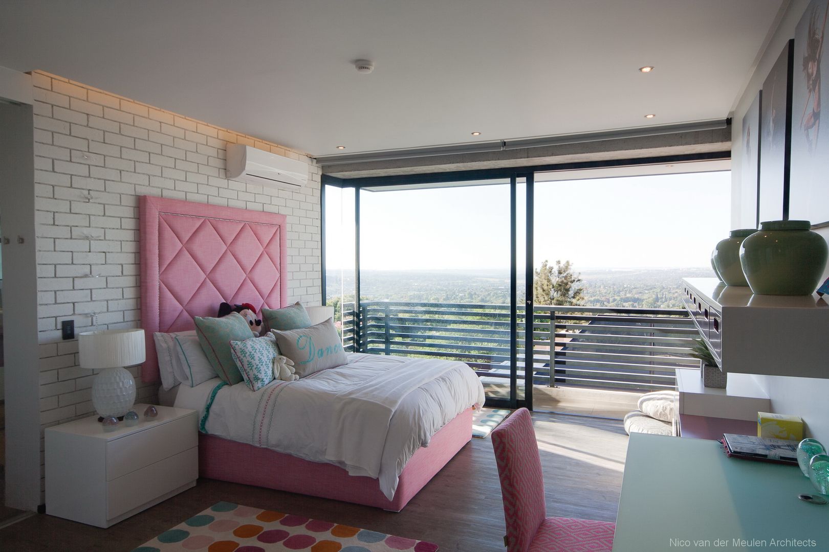 Concrete House , Nico Van Der Meulen Architects Nico Van Der Meulen Architects Modern style bedroom