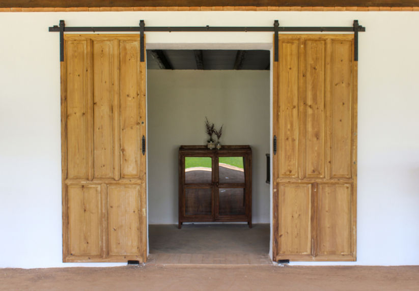 Puerta antigua convertida en corredera. homify Puertas y ventanas rústicas