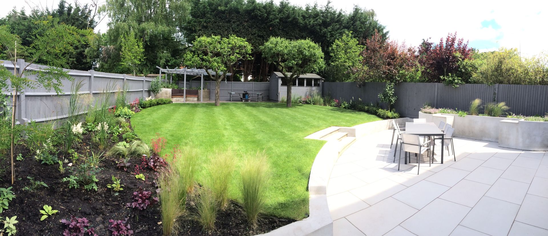 Modern Family Garden Borrowed Space Moderne tuinen lawn,modern,contempoary,pergola,raised border,wall,concrete,paving,render
