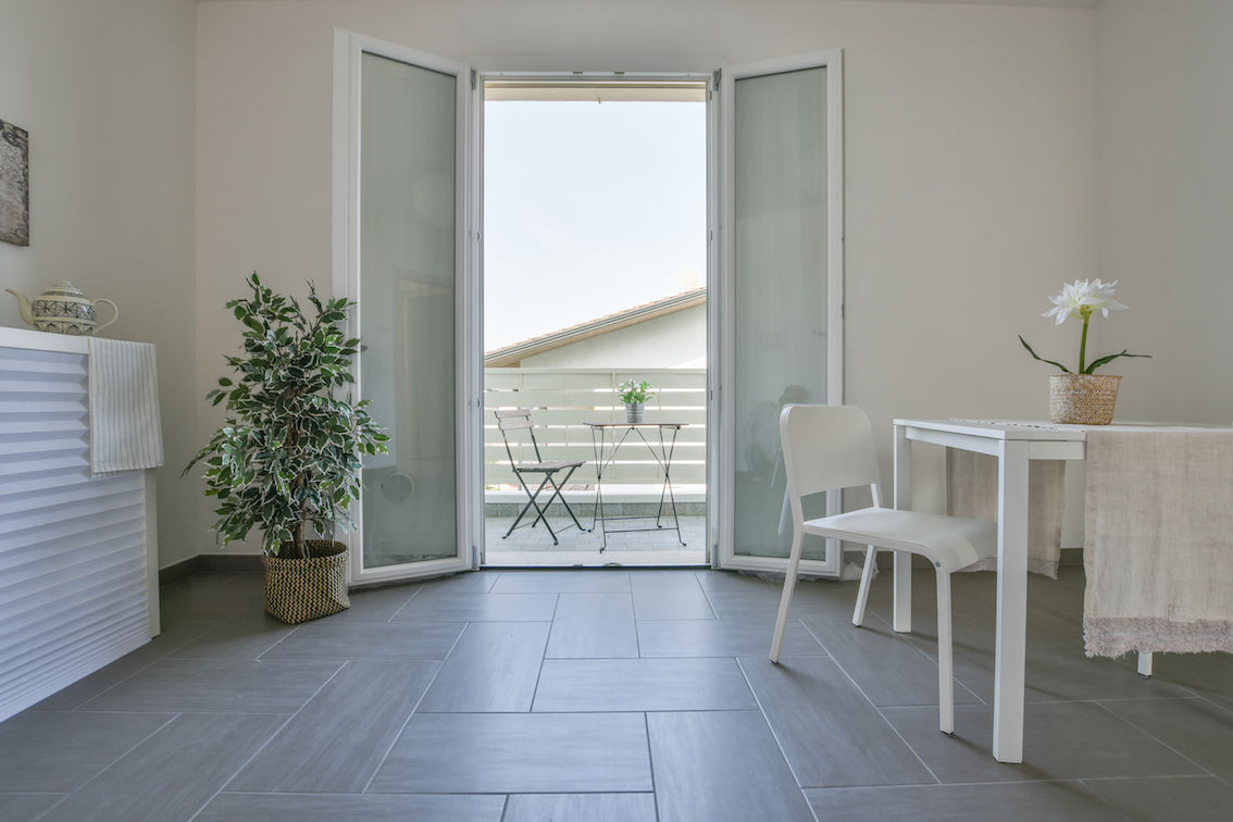 HOME STAGING in appartamento di nuova costruzione, Mirna Casadei Home Staging Mirna Casadei Home Staging Nowoczesna kuchnia