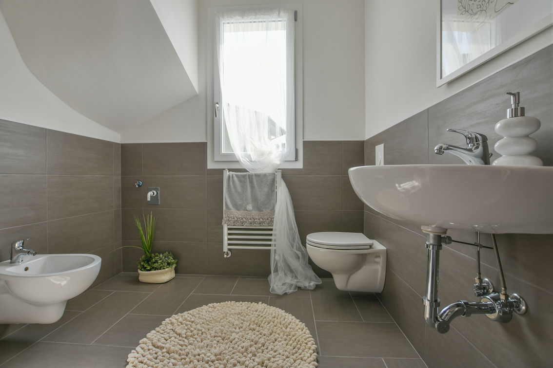 HOME STAGING Mirna Casadei Home Staging Bagno moderno HOME STAGING,ALLESTIMENTI,FOTOGRAFIA D'INTERNI