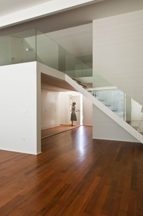 pa_house, rui ventura | [v2a+e] rui ventura | [v2a+e] Minimalist corridor, hallway & stairs