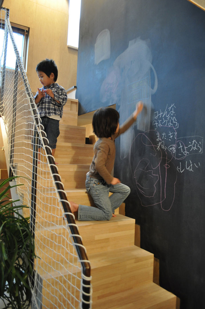 巣箱の家, 星設計室 星設計室 Modern corridor, hallway & stairs