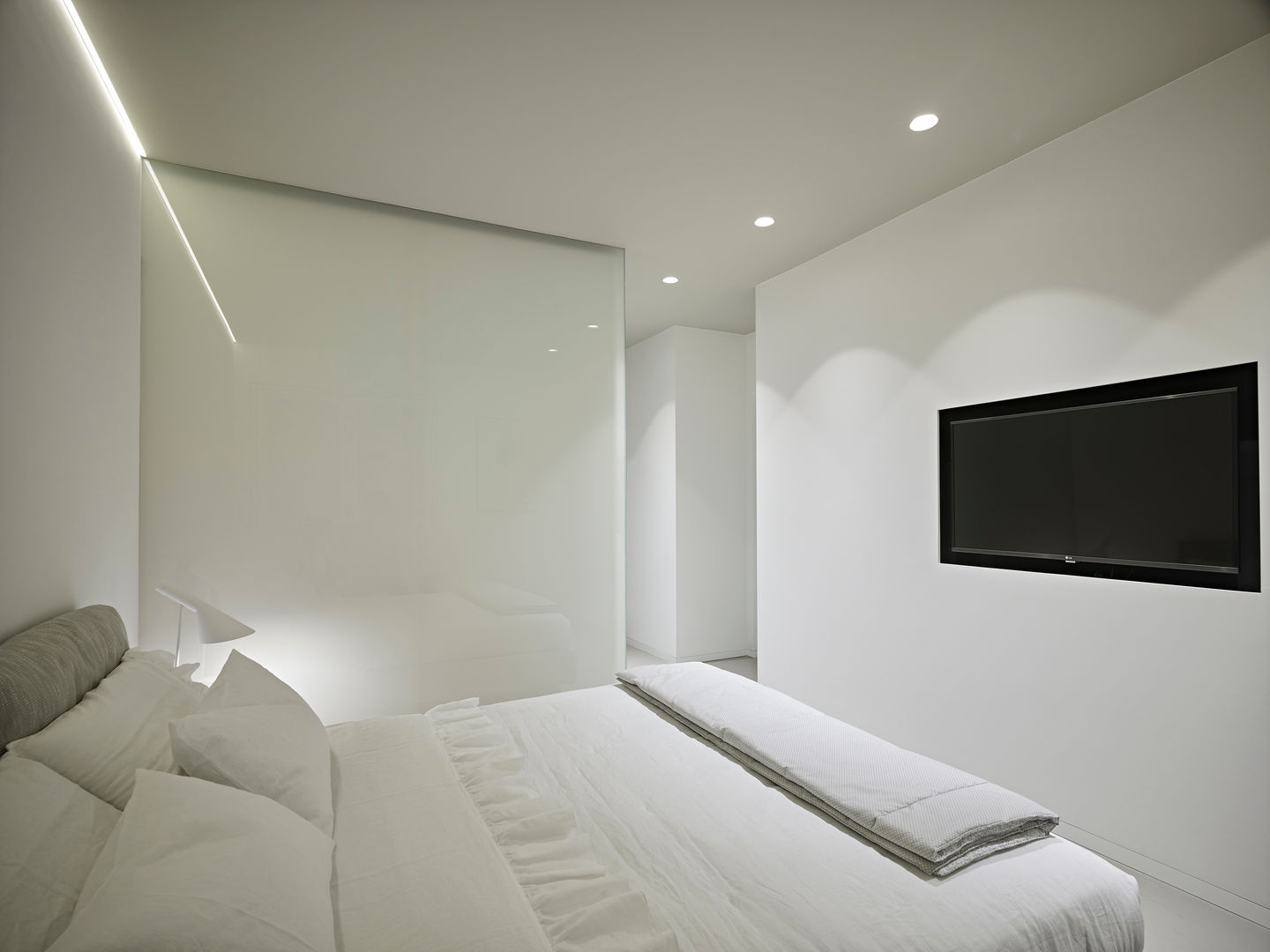 homify Camera da letto minimalista pareti bianche,barre LED,luce LED,letto matrimoniale,cabina armadio,spotlight,pavimento in resina