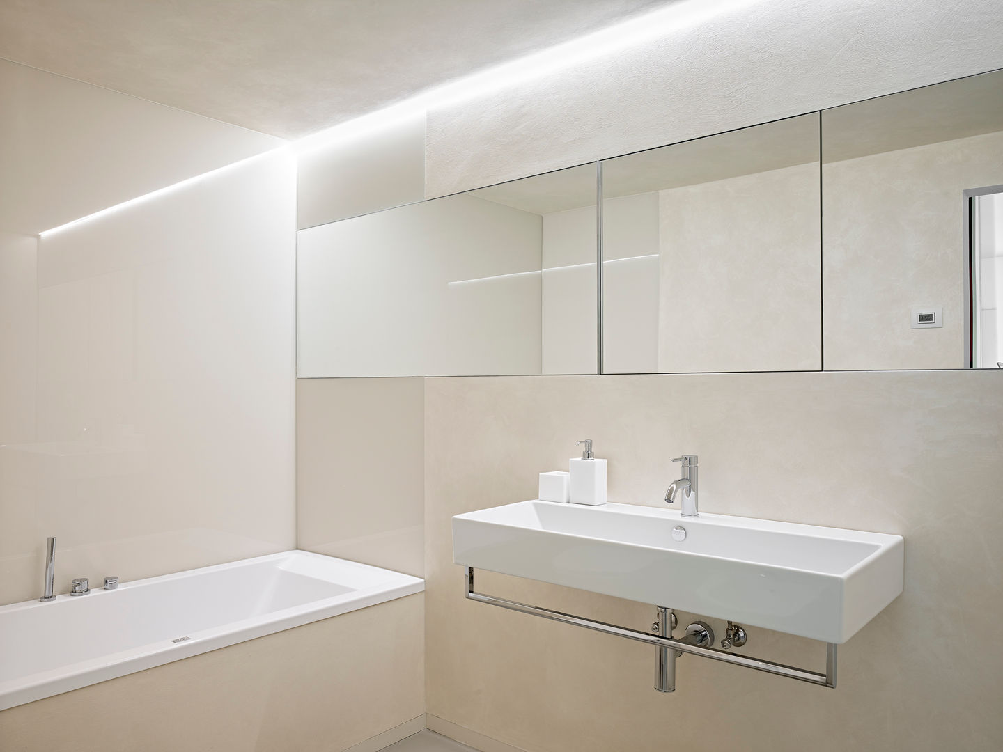 homify Bagno minimalista pavimento in resina,catalano ceramics,vasca da bagno,ante a specchio,barre LED