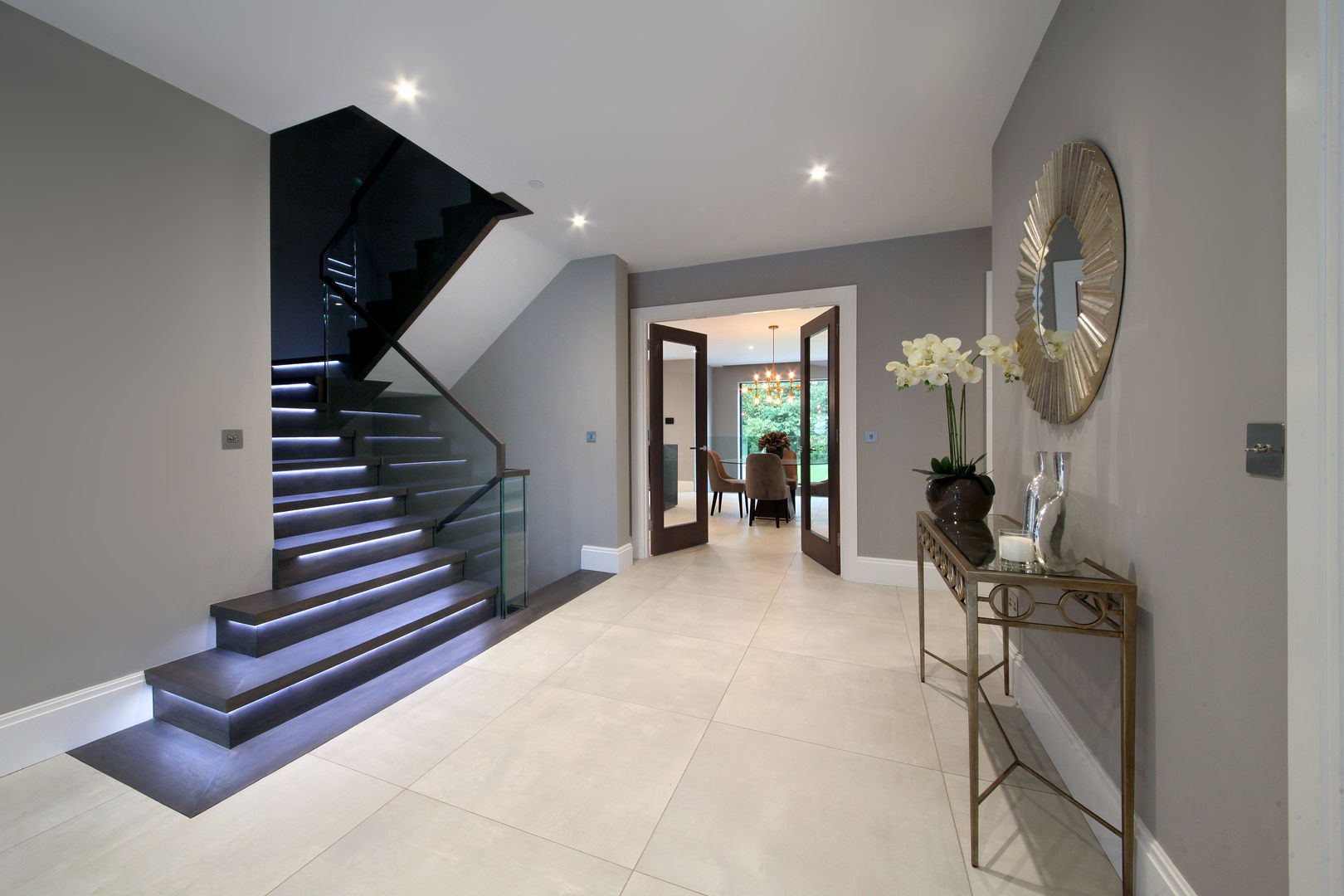 ​A complex project, in which #RailingLondon worked on a staircase, internal doors, interior and exterior balustrades and a Juliet balcony. Railing London Ltd Modern corridor, hallway & stairs