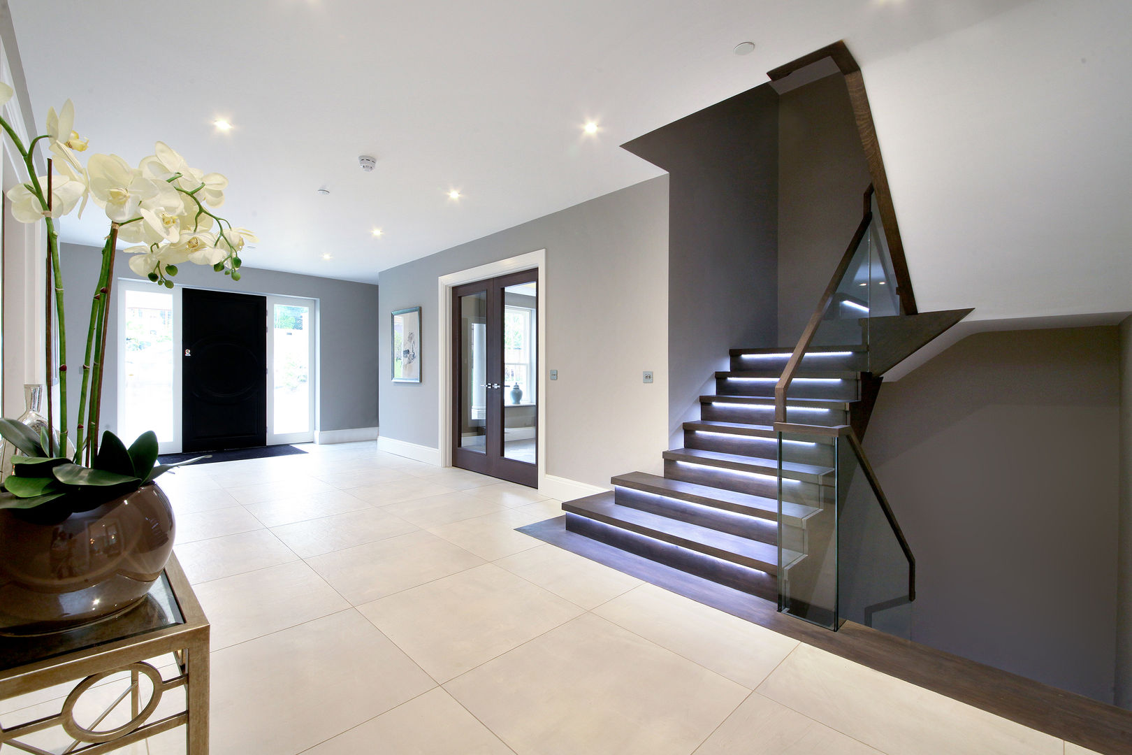 ​A complex project, in which #RailingLondon worked on a staircase, internal doors, interior and exterior balustrades and a Juliet balcony., Railing London Ltd Railing London Ltd Modern Corridor, Hallway and Staircase