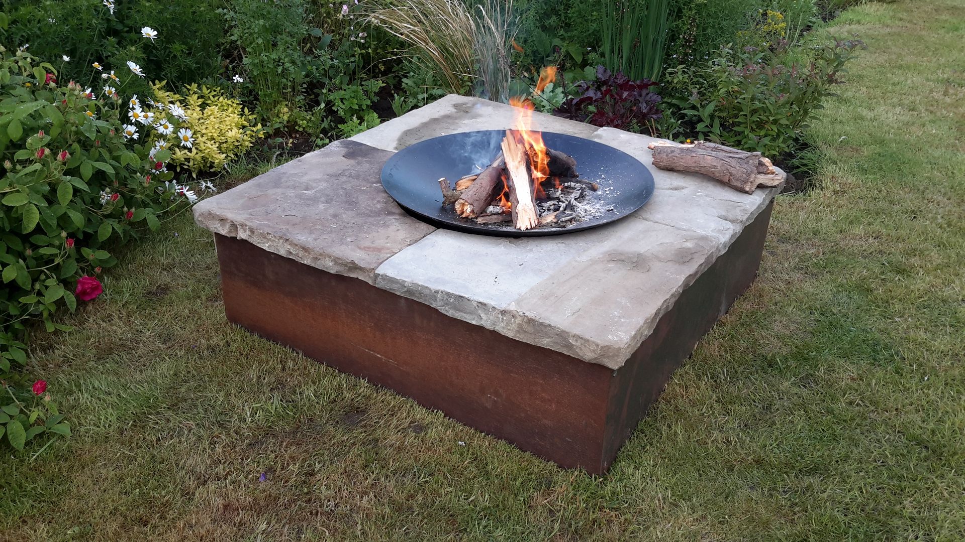 Table firepit, Lithic Fire Lithic Fire 미니멀리스트 정원