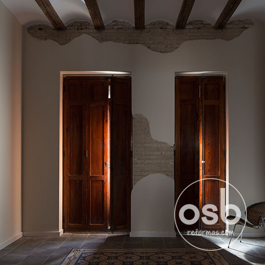 Sala de estar osb arquitectos Salas de estilo rústico Cerámico