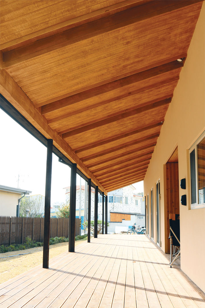 homify Balcones y terrazas de estilo asiático