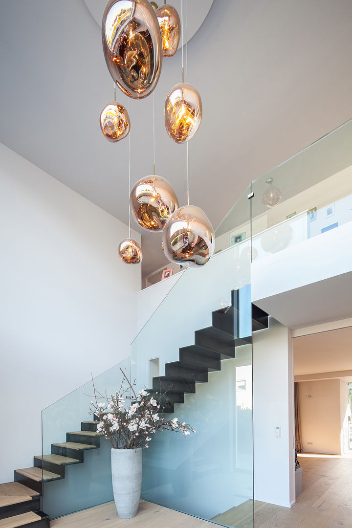 Villa S, BESPOKE GmbH // Interior Design & Production BESPOKE GmbH // Interior Design & Production Modern Corridor, Hallway and Staircase