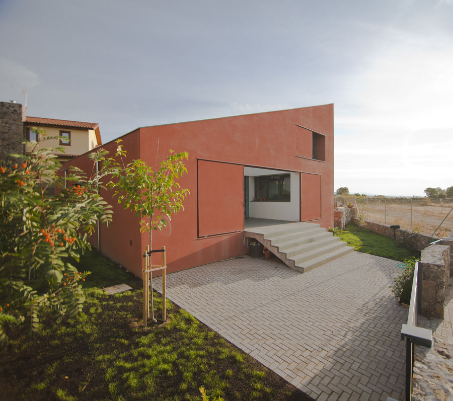 Fachada norte/acceso MapOut Casas modernas: Ideas, imágenes y decoración Rojo