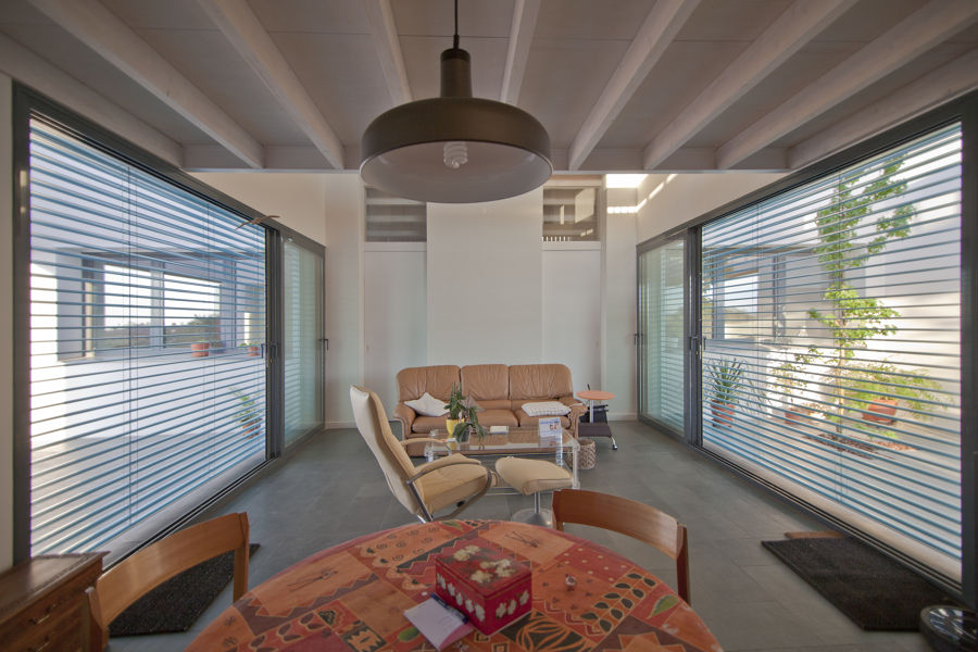 Interior con contro solar MapOut Salones de estilo moderno