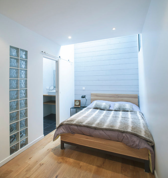 homify Modern style bedroom Wood Wood effect