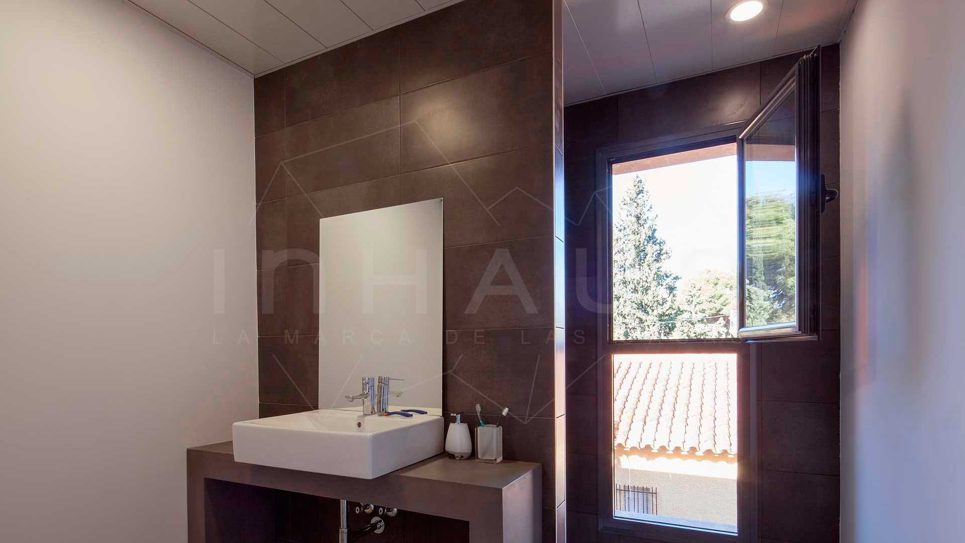 Baño modelo Getafe homify Baños minimalistas Cerámico