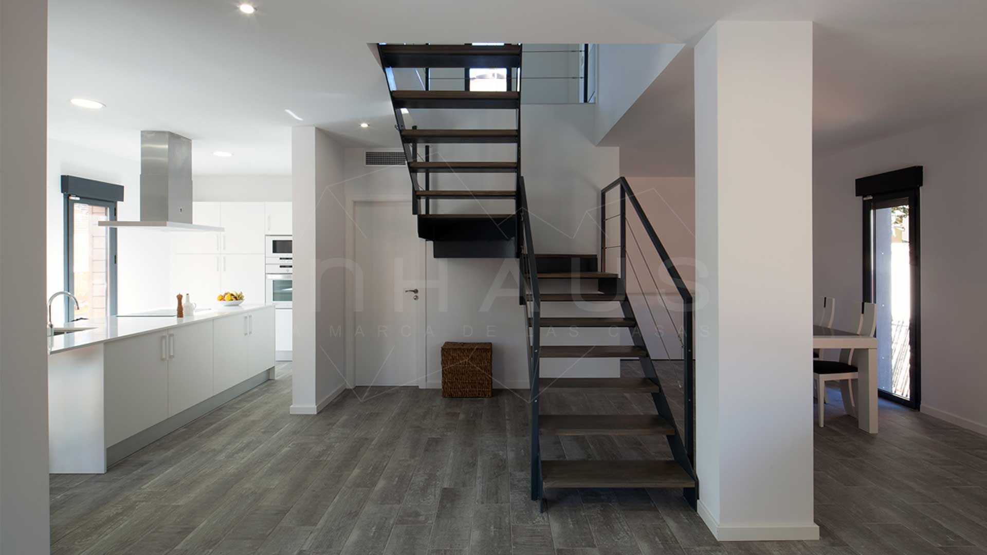 Escalera metálica de diseño homify Pasillos, vestíbulos y escaleras minimalistas Hierro/Acero