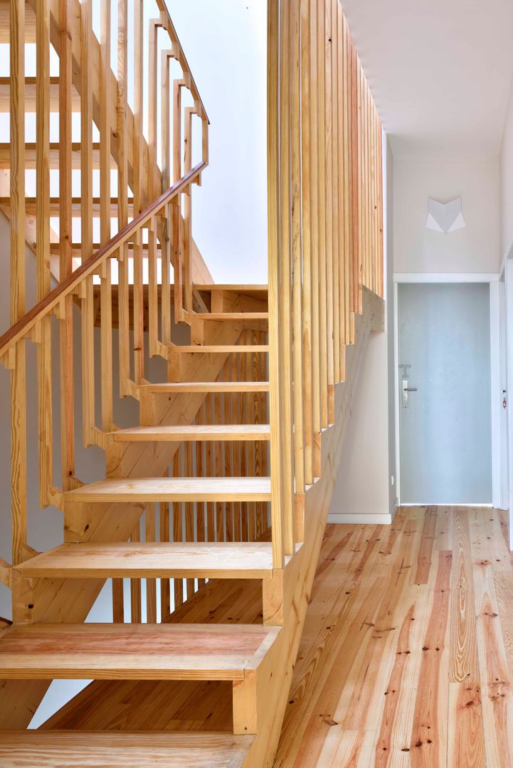 Casa na Avenida Fernão de Magalhães, Alessandro Pepe Arquitecto Alessandro Pepe Arquitecto Modern corridor, hallway & stairs Wood Wood effect