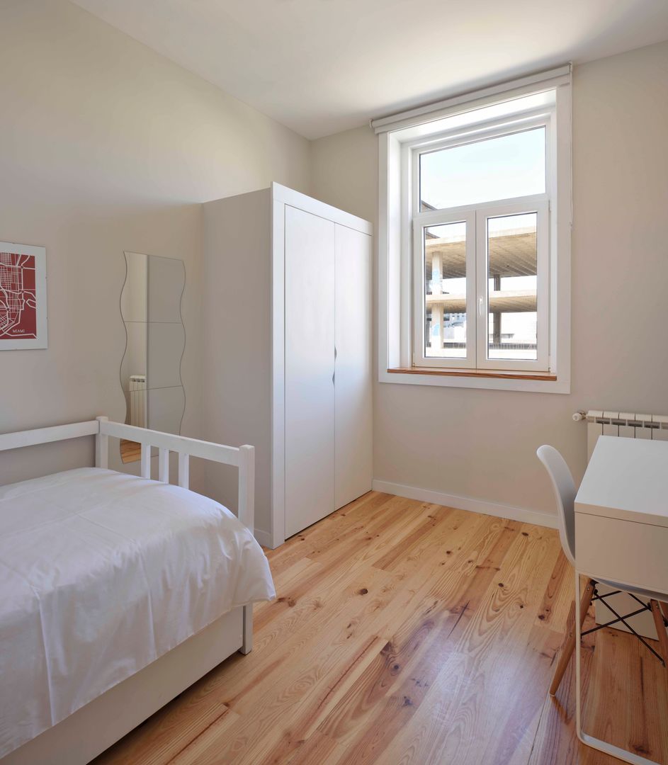 Casa na Avenida Fernão de Magalhães, Alessandro Pepe Arquitecto Alessandro Pepe Arquitecto Modern Bedroom Wood Wood effect