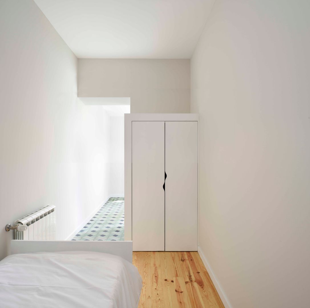 Casa na Avenida Fernão de Magalhães, Alessandro Pepe Arquitecto Alessandro Pepe Arquitecto Modern style bedroom Wood Wood effect