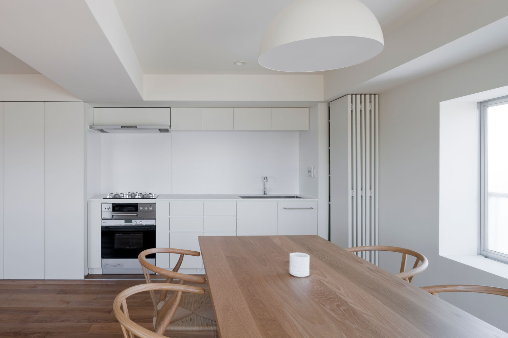 桜新町の住宅, 本城洋一建築設計事務所 本城洋一建築設計事務所 Minimalist kitchen Solid Wood Multicolored