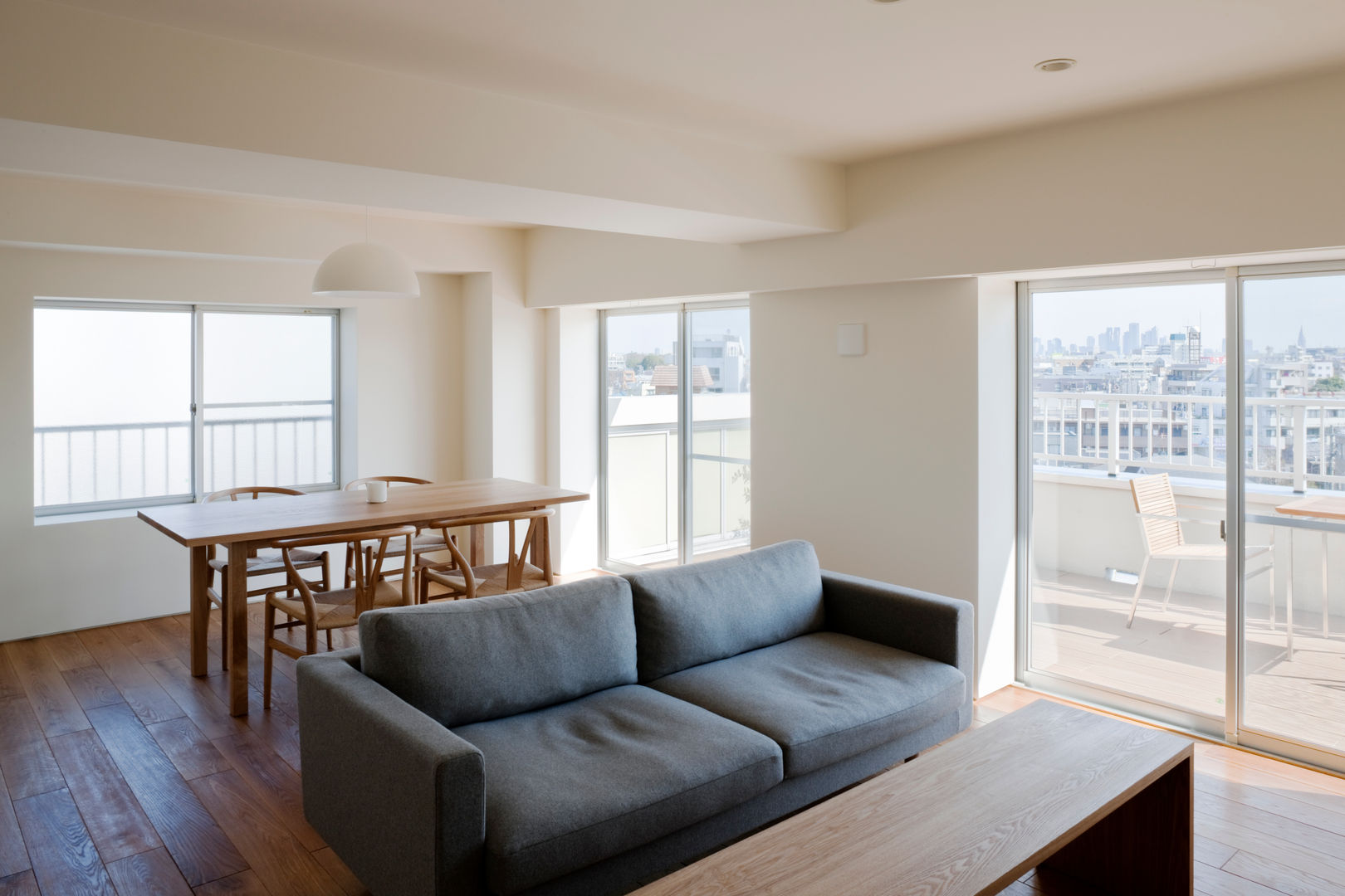 桜新町の住宅, 本城洋一建築設計事務所 本城洋一建築設計事務所 Minimalist living room Solid Wood Multicolored