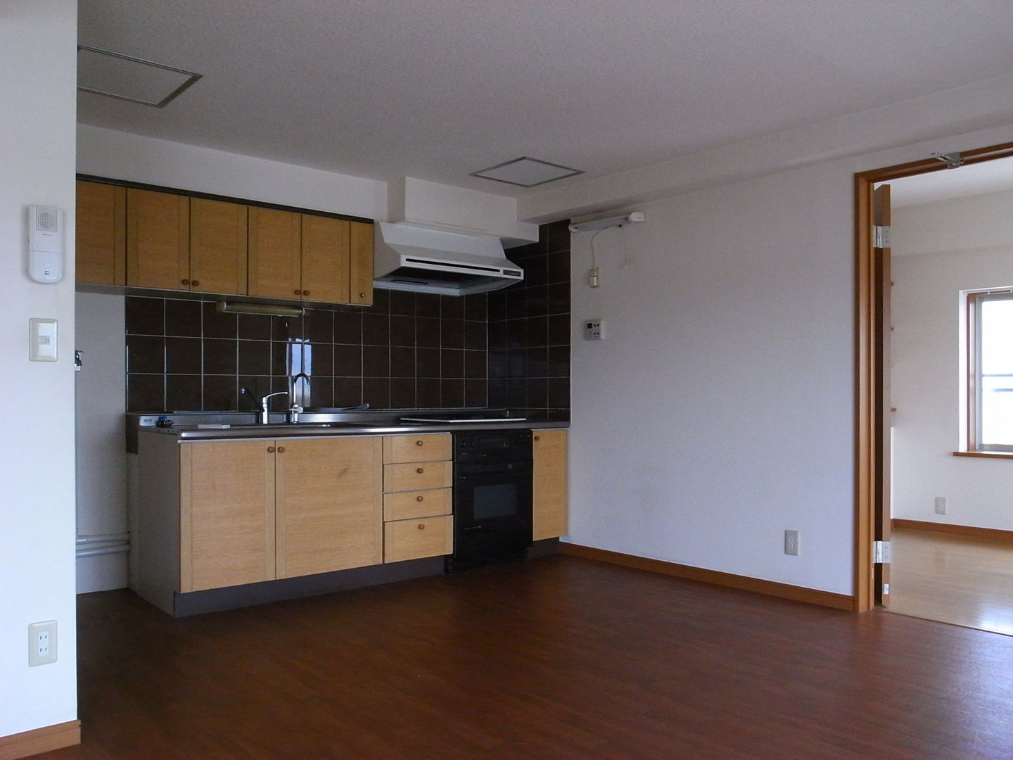 桜新町の住宅, 本城洋一建築設計事務所 本城洋一建築設計事務所 Minimalist kitchen Wood Wood effect