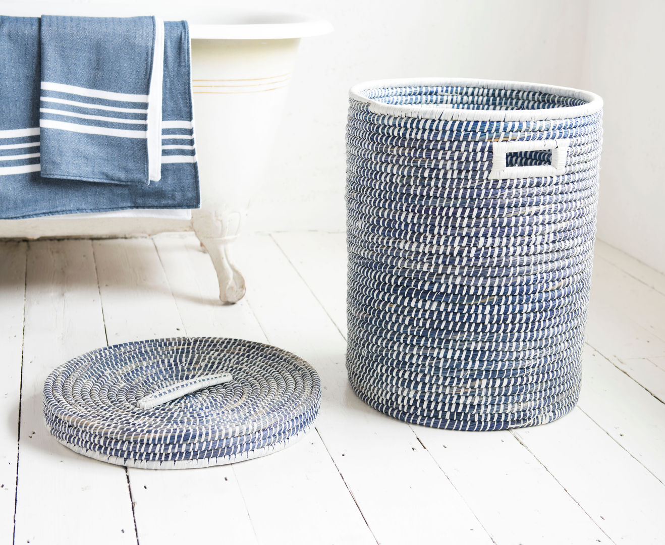 First Dibs laundry basket homify 北欧スタイルの お風呂・バスルーム 木材・プラスチック複合ボード 収納