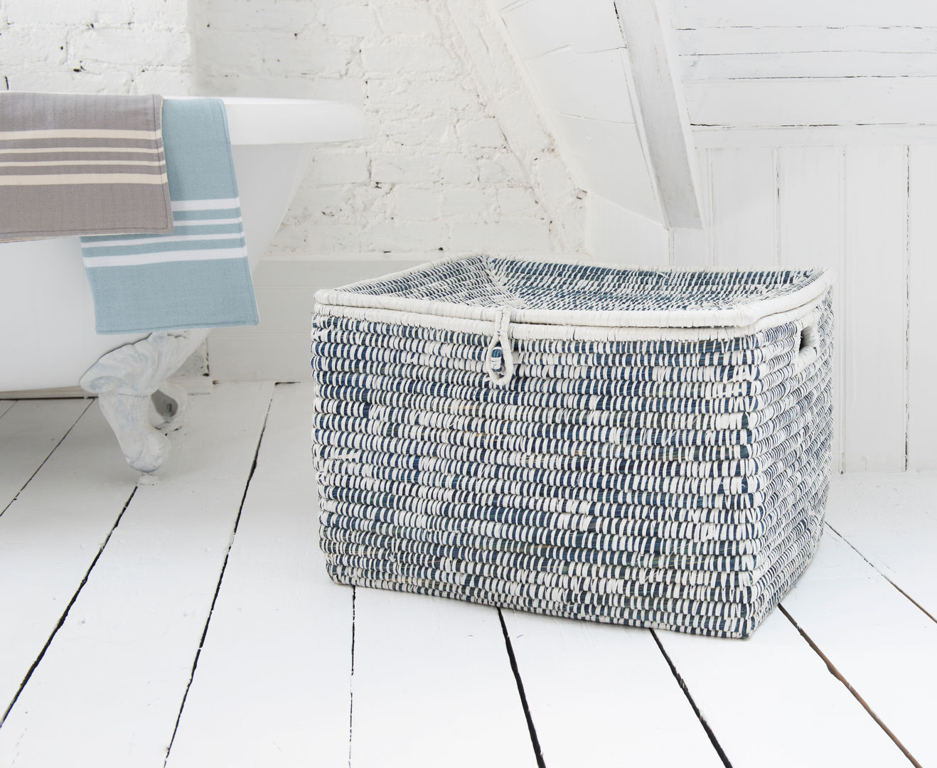 Tricks laundry basket homify Scandinavian style bathroom Wood-Plastic Composite Storage