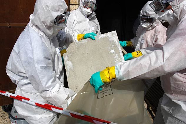 Asbestos being removed Asbestos Removalists غرفة السفرة