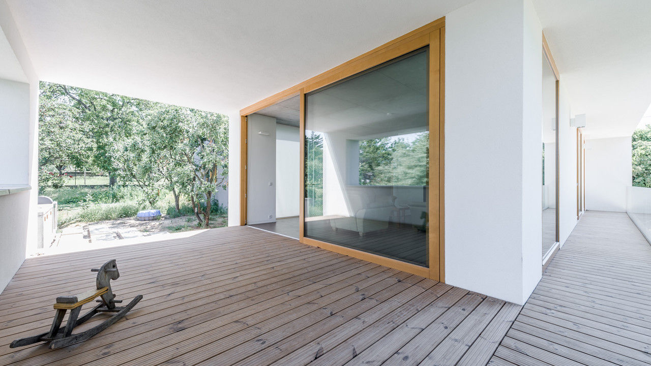 The Black & White House, Földes Architects Földes Architects Minimalist Balkon, Veranda & Teras