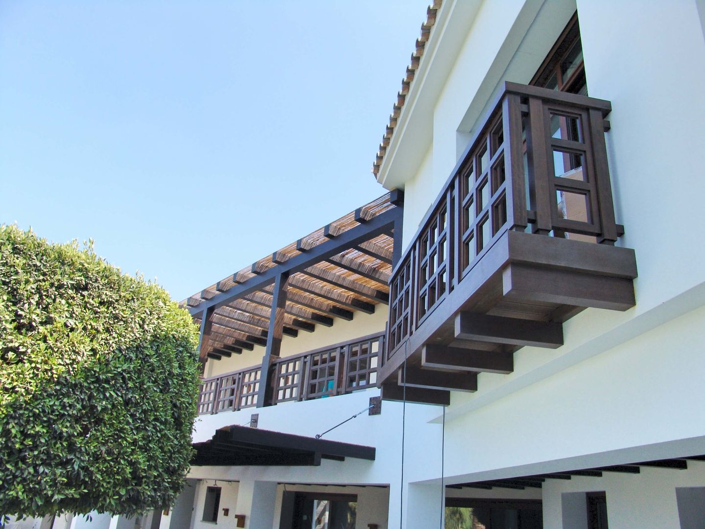 Estructuras de madera homify Balcones y terrazas de estilo rústico Accesorios y decoración