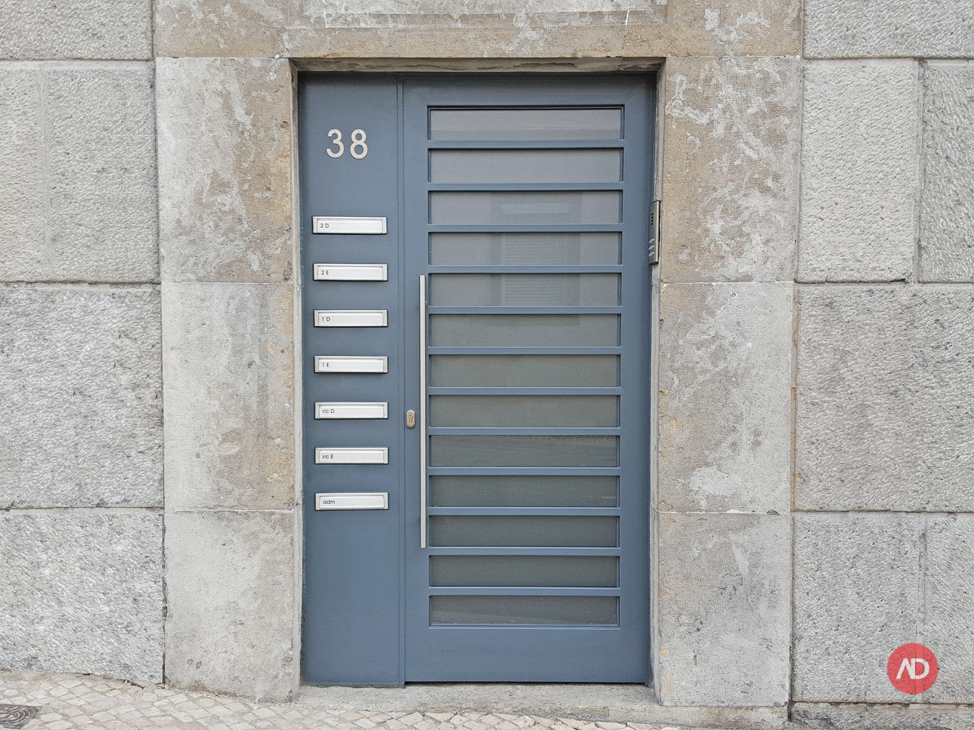 Porta do Prédio homify Habitações multifamiliares Ferro/Aço Remodelação,Recuperação,Prédio,Apartamento,Arquitectura,Interiores,Ajuda,Lisboa,T2,Design