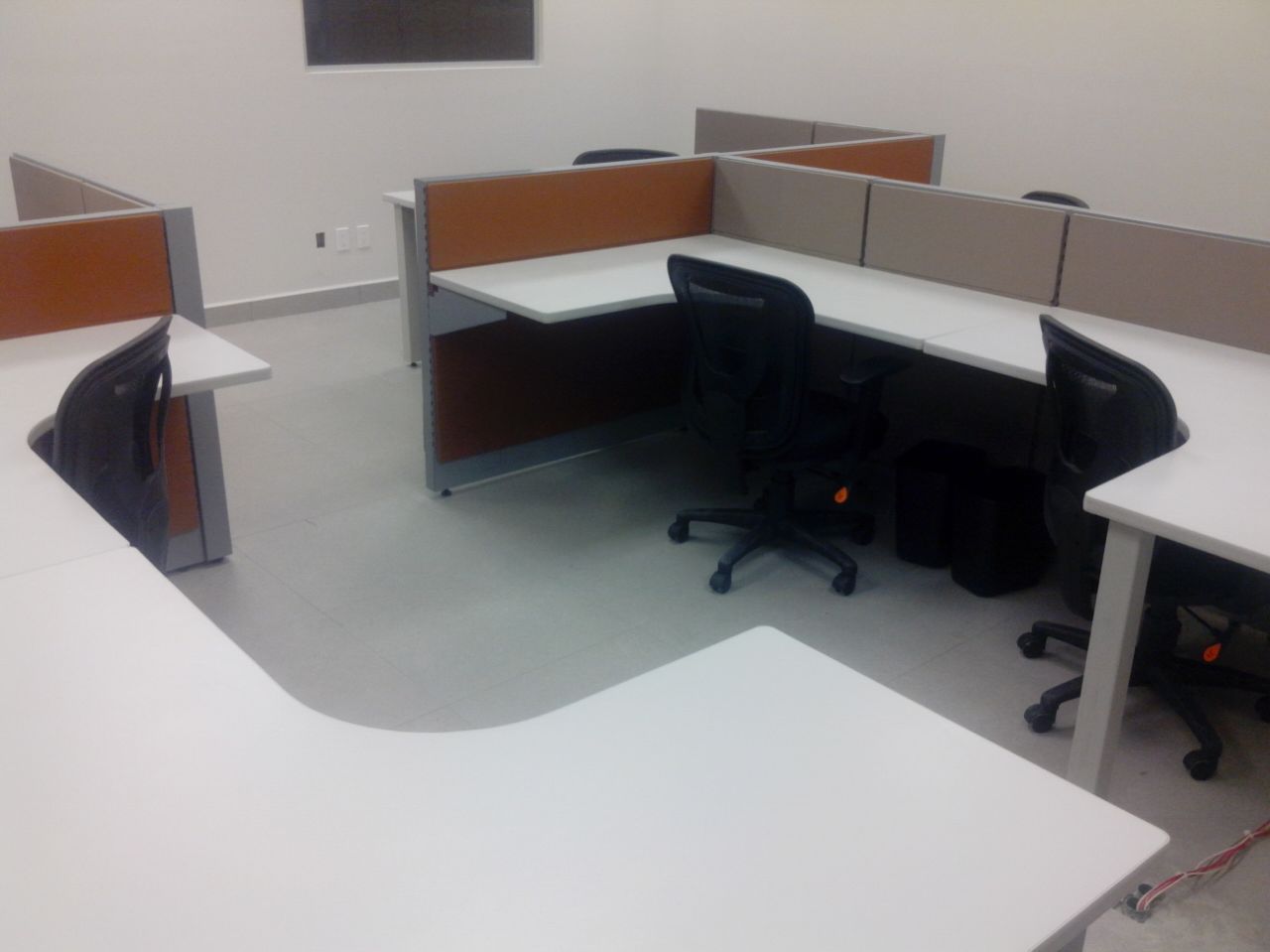 Modulos terminados con escritorio blanco Muebles Modernos para Oficina, S.A. Espacios comerciales Vidrio escritorio,modulo,oficina,trabajo,mampara,Oficinas y tiendas
